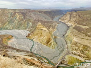 紅山大峽谷的現代抽象詮釋 氣勢恢宏的砂石畫卷