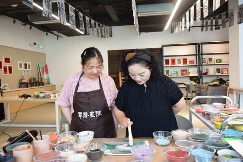 湘女畫家獨創砂石畫 將“國際張”裝進畫里送給世界